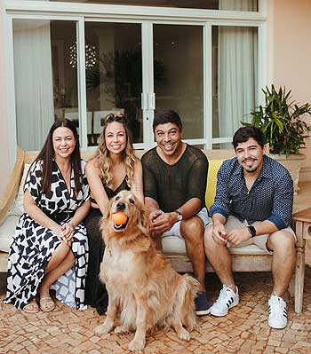 Warten aufs Christkindl bei 30 Grad: Fussball-Ikone und FC-Bayern Botschafter Giovane Élber mit Ehefrau Cintia, Tochter Camilla und Sohn Victor Antonio auf seiner Farm in der Nähe von Cuiaba/Brasilien. Foto: privat